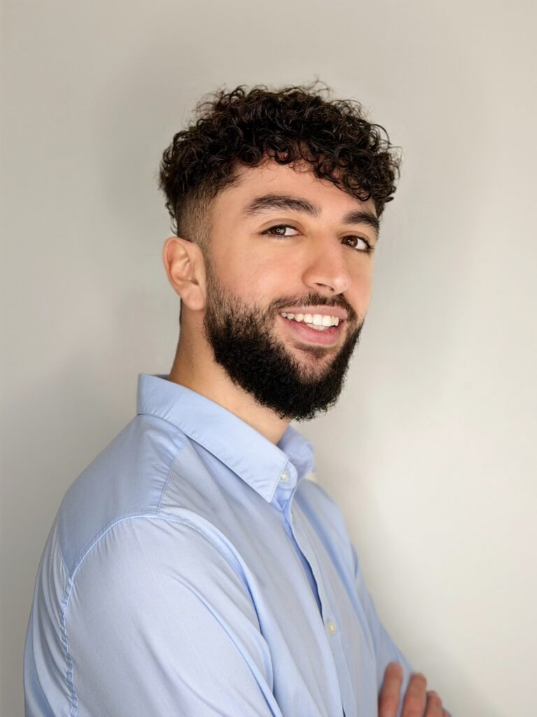 Photo de moi de profil souriant